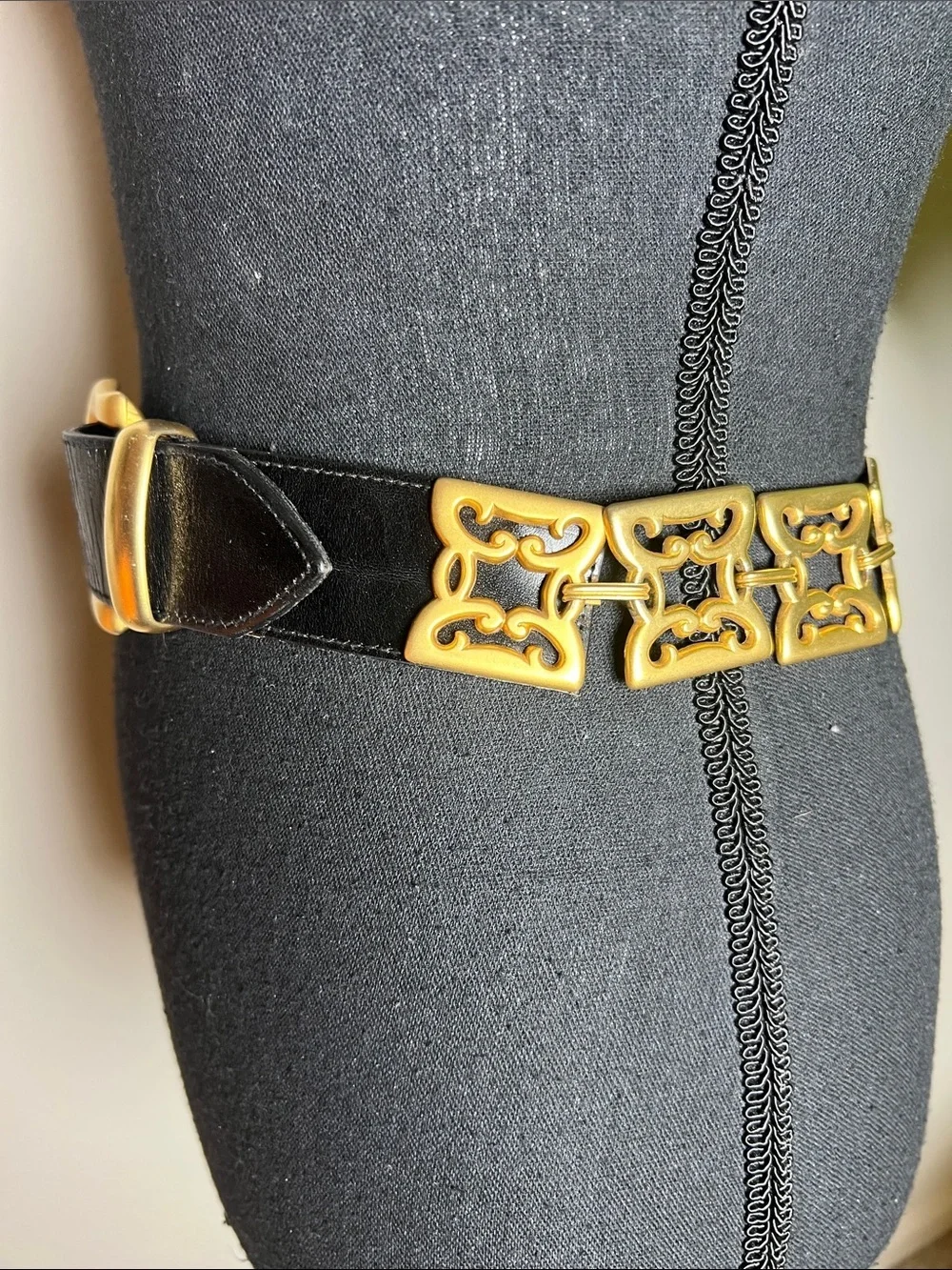 ESCADA Avignon Vintage Black Leather Gold Buckle Decorative Square Chain Link S